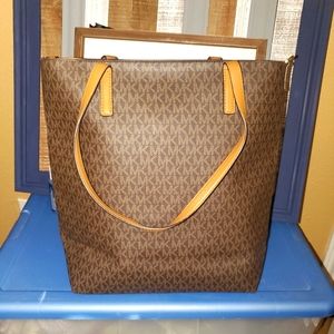 Micheal Kors purse gently used
